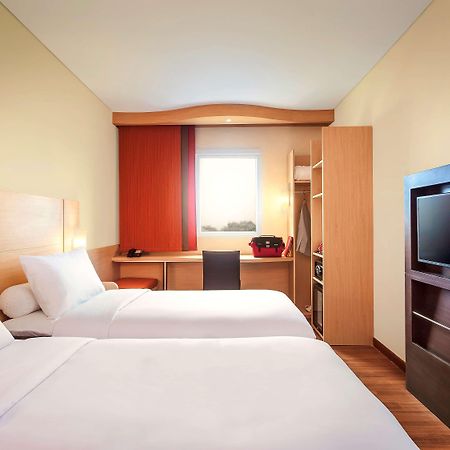Ibis Makassar City Center Екстериор снимка