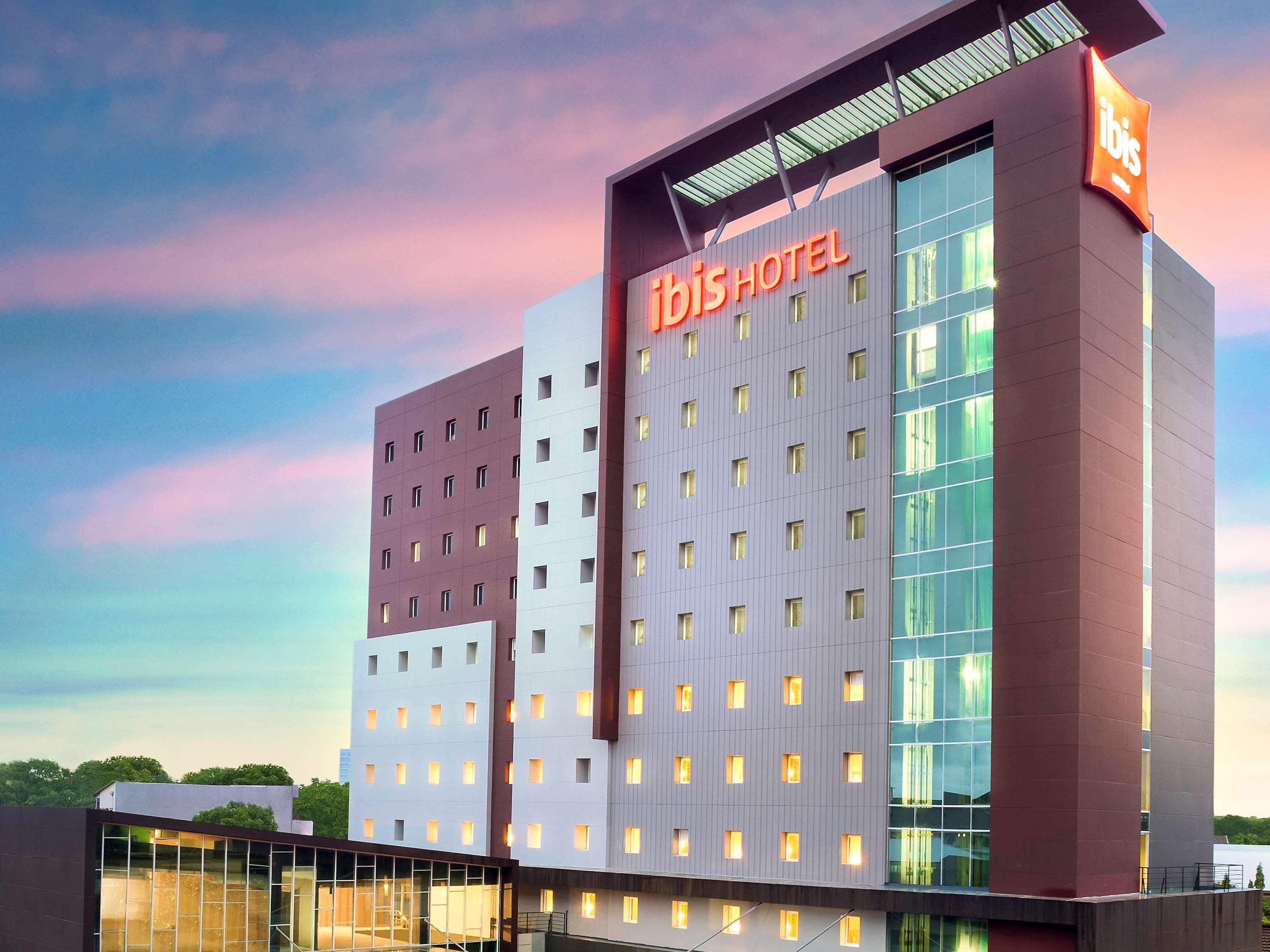 Ibis Makassar City Center Екстериор снимка