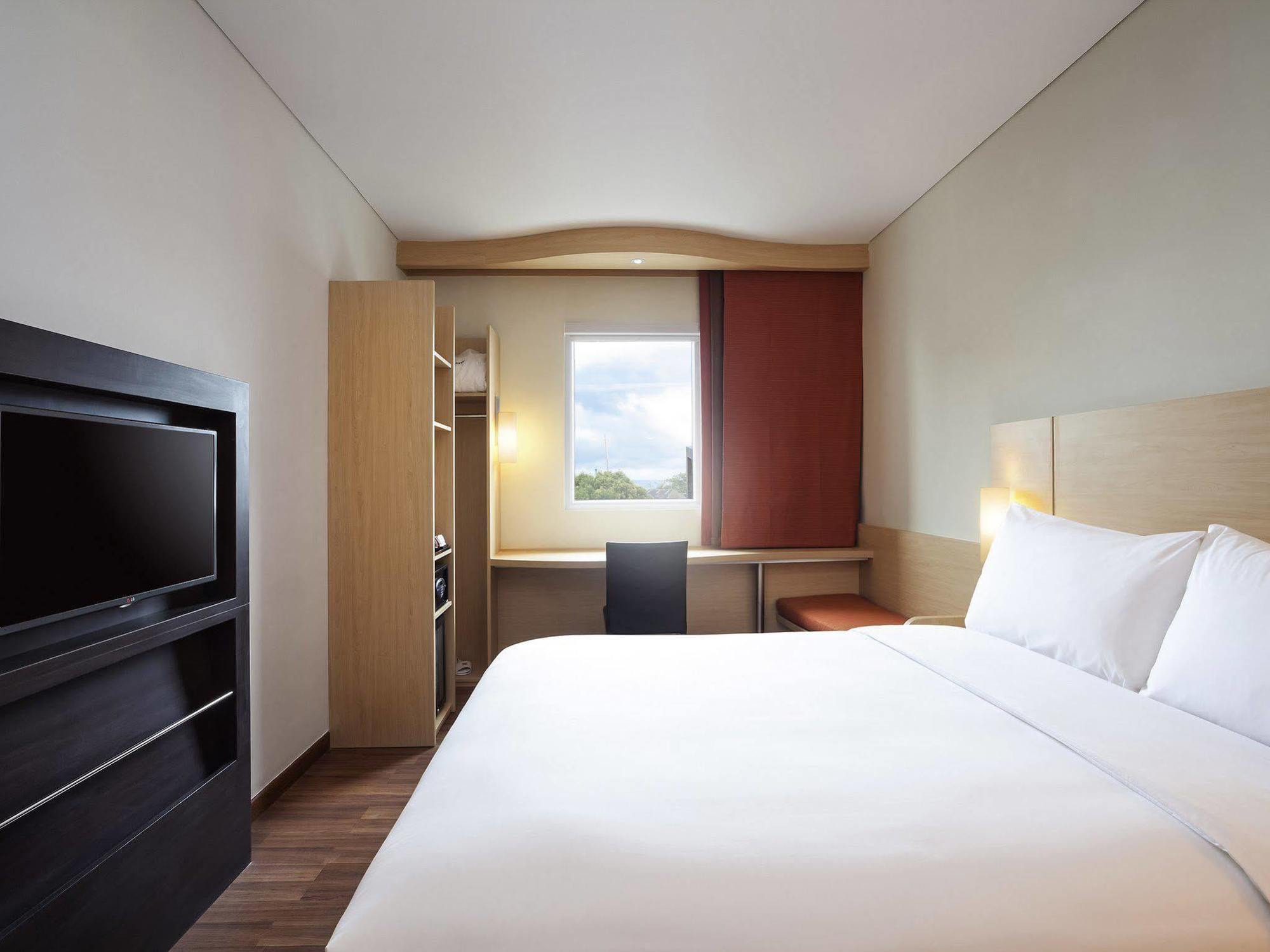 Ibis Makassar City Center Екстериор снимка