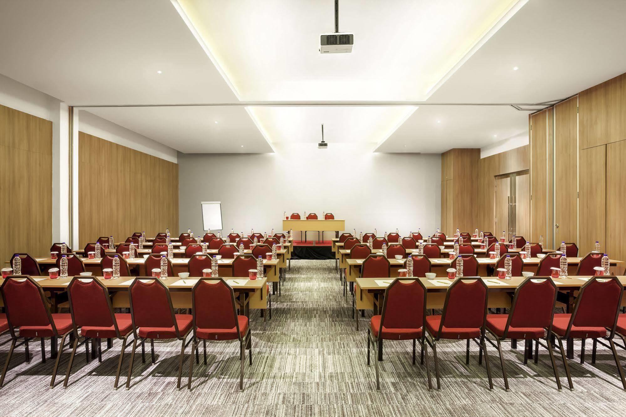 Ibis Makassar City Center Екстериор снимка