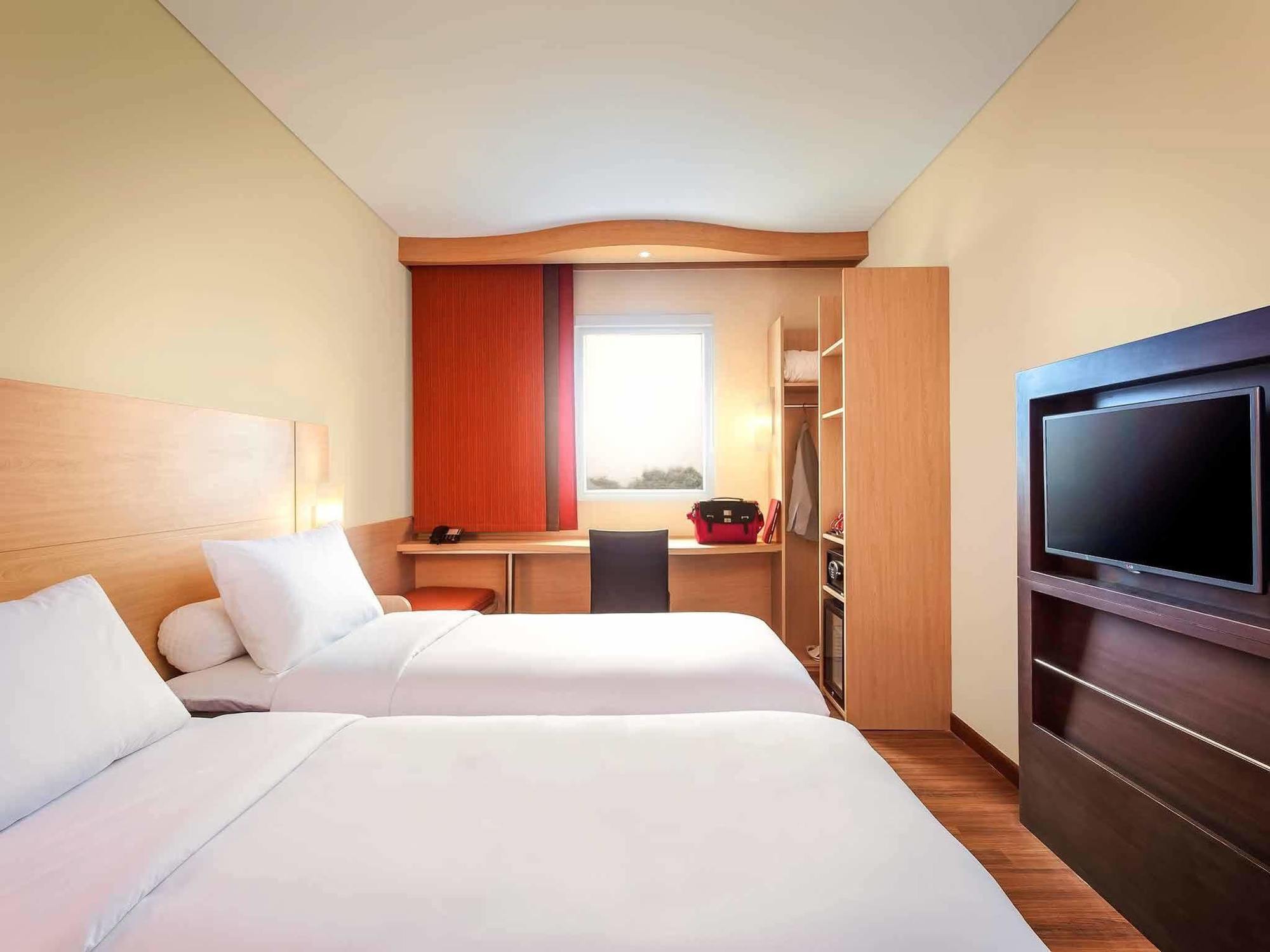 Ibis Makassar City Center Екстериор снимка